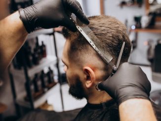 hairstylist cutting hair in best barbers in Istanbul