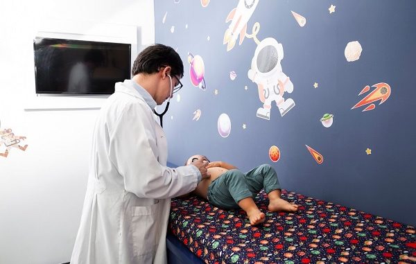 Medium shot doctor consulting baby. Top 3 pediatricians in Istanbul, Turkey