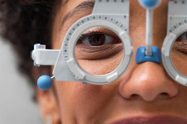 doctor-patient-ophthalmologist-office
