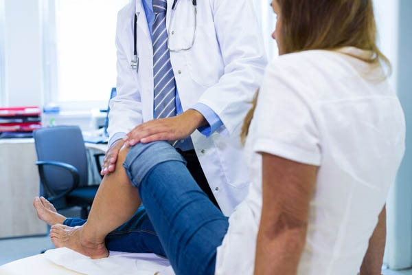 man-doctor-examining-patients-knee