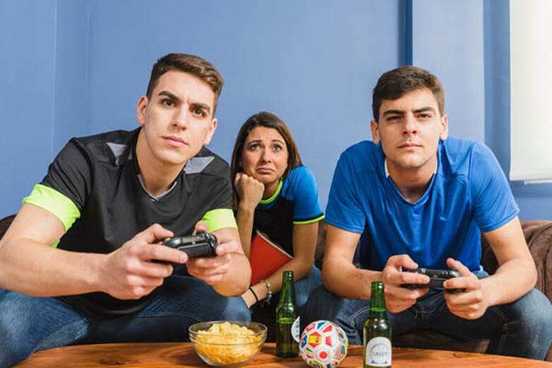 Group-friends-playing-console