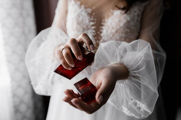 Fiancee dress fashion white beautiful sleeves perfume hands